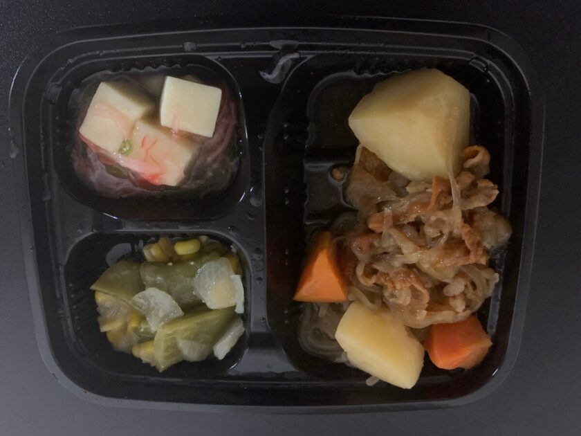 ワタミの宅食ダイレクトの肉じゃがを温めた状態（全体のボリューム）
